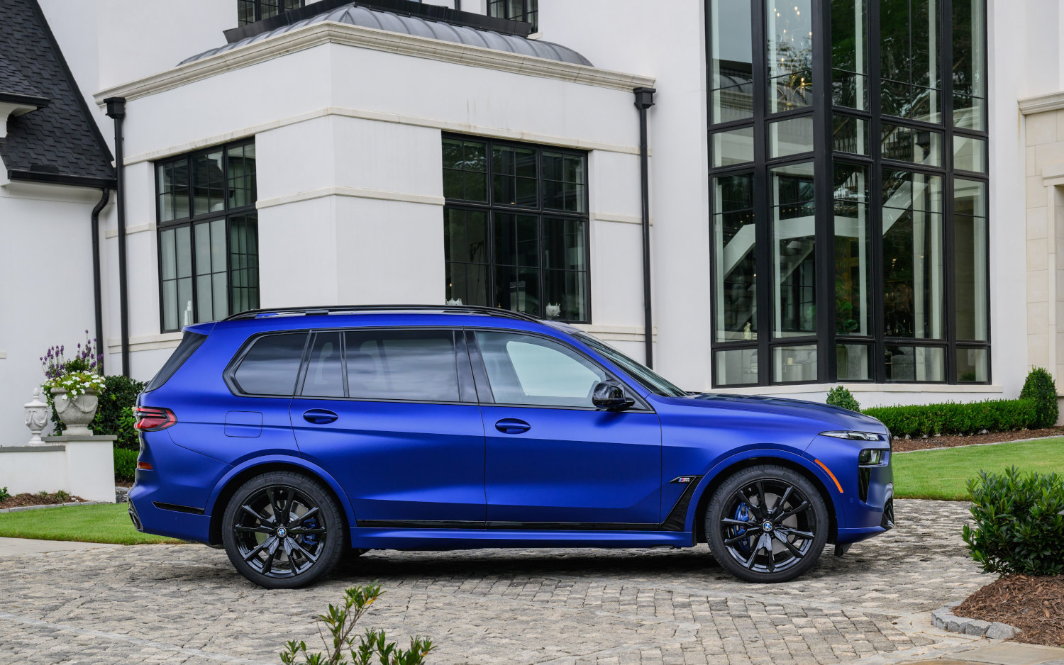 Comparison BMW X7 M60i 2023 vs BMW X7 xDrive40i 2023 SUV Drive